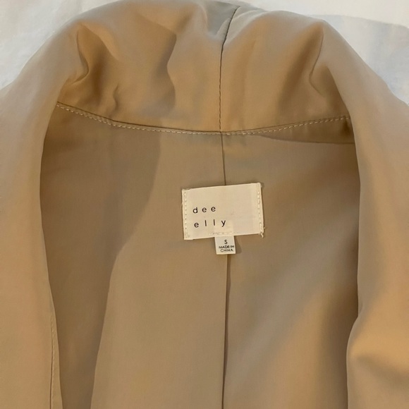 Women’s taupe blazer. Slightly oversized, but good quality.  Not too heavy - Picture 11 of 12